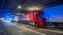 Die Ladung eines der zusammengekrachten Lkw (NICHT jener in der Mitte) war brisant. 