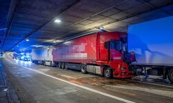 Die Ladung eines der zusammengekrachten Lkw (NICHT jener in der Mitte) war brisant. 