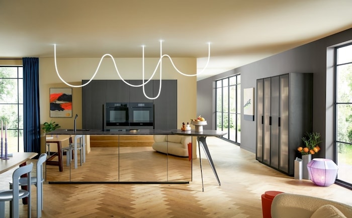 Ganz neu: Moderne Küchen beeindrucken mit Kochinseln in bronziertem Spiegelglas und setzen ...