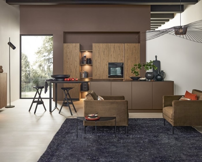 Gerillte Holzfronten verleihen der Küche eine moderne und strukturierte Optik.