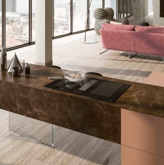 Kücheninseln, deren Front komplett aus Naturstein besteht, sind ein echter Eyecatcher in der ...