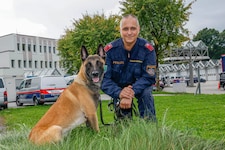 Ausbildung erfolgreich abgeschlossen! Diensthundeführer Gernot Schadner ist stolz auf seinen ...