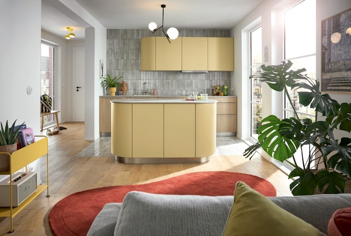 Sonnige sandgelbe Fronten und natürliche Eiche-Rillenfronten setzen modische Statements auch in ...