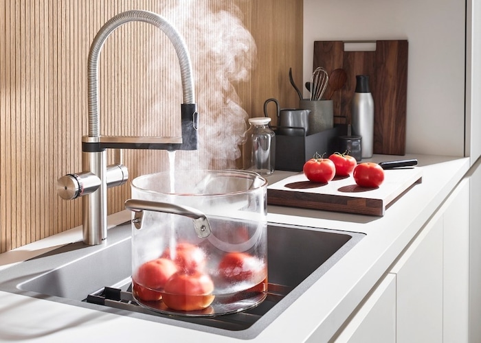 Praktische Wassersysteme liefern gekühltes oder kochendes Wasser direkt aus dem Hahn.