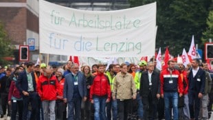 Rund 500 Beschäftigte sowie Gewerkschafter wie ÖGB-Landeschef Andreas Stangl marschierten über ...