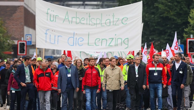Rund 500 Beschäftigte sowie Gewerkschafter wie ÖGB-Landeschef Andreas Stangl marschierten über ...
