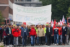 Rund 500 Beschäftigte sowie Gewerkschafter wie ÖGB-Landeschef Andreas Stangl marschierten über ...