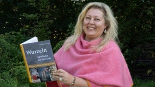 Auf 450 Seiten beschreibt Kräuterpädagogin Eunike Grahofer in ihrem 15. Buch Wurzeln in ...