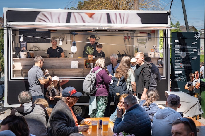 Reges Treiben herrscht vorm LIAN-Foodtruck der Lackingers.