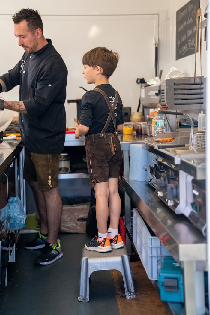 Reges Treiben vorm Foodtruck der Lackingers: Juniorchef und Pommesmeister Luca hat immer alles ...