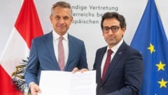 Wirtschaftsminister Wolfgang Hattmannsdorfer (links) hofft darauf, in EU-Wettbewerbskommissar ...
