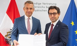 Wirtschaftsminister Wolfgang Hattmannsdorfer (links) hofft darauf, in EU-Wettbewerbskommissar ...