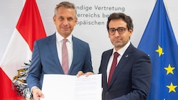 Wirtschaftsminister Wolfgang Hattmannsdorfer (links) hofft darauf, in EU-Wettbewerbskommissar ...