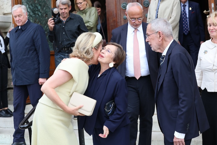 Bussi und baba: Herzliche Verabschiedung von Van der Bellen und Schmidauer