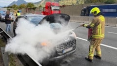 Die Feuerwehr konnte den Fahrzeugbrand schließlich löschen.
