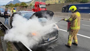 Die Feuerwehr konnte den Fahrzeugbrand schließlich löschen.