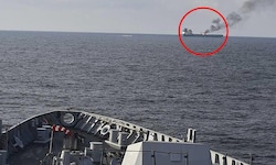Dichte Rauchwolken über dem Transportschiff – die Crew musste möglichst rasch von Bord.