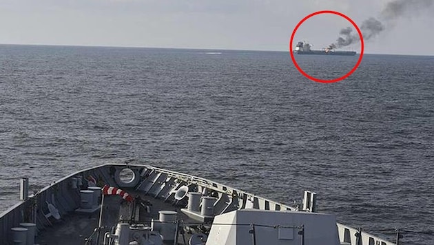 Dichte Rauchwolken über dem Transportschiff – die Crew musste möglichst rasch von Bord.
