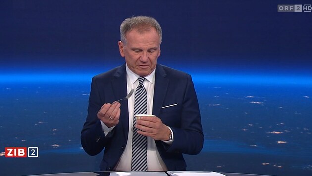 Sonderlich begeistert wirkte der ORF-Star nicht von der Idee, Pudding mit Gabel zu essen.