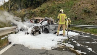 Das Auto des 77-Jährigen brannte komplett aus.