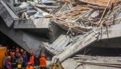 Nach dem Einsturz einer Schule in Indonesien werden noch immer Dutzende Schüler vermisst. Die ...
