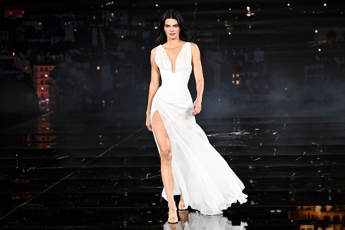 Ebenfalls wow: Kendall Jenner mit Beinschlitz ...