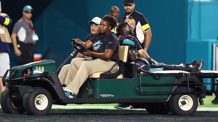 Tyreek Hill musste abtransportiert werden.