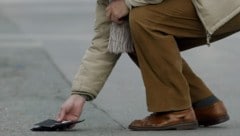 Ein Mann fand eine Geldtasche – und nahm sie einfach mit. 