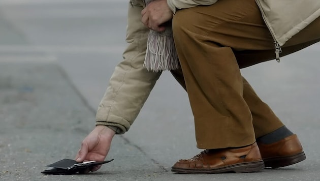 Ein Mann fand eine Geldtasche – und nahm sie einfach mit.