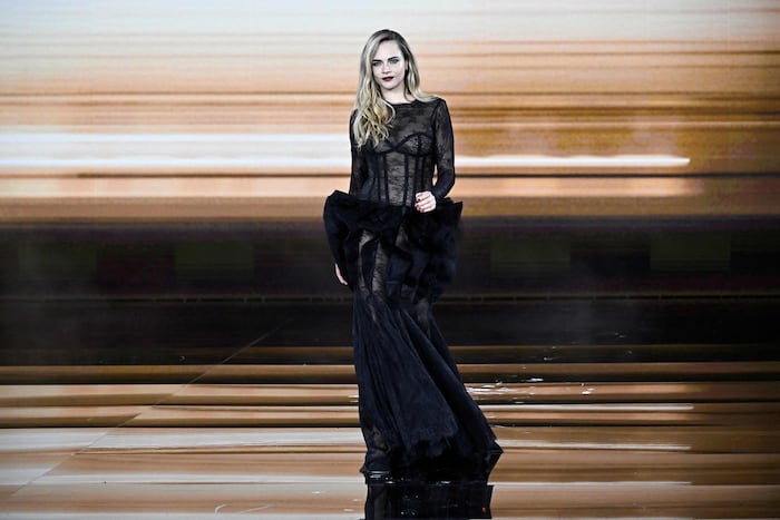 Cara Delevingne sorgte in einem Spitzenkleid für Furore.