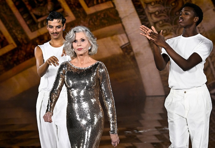 Jane Fonda hingegen legte in einem silbernen Paillettenkleid einen furiosen Auftritt am Catwalk ...