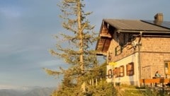 Das Zeppezauerhaus des Alpenverein Salzburg in der Abendsonne.