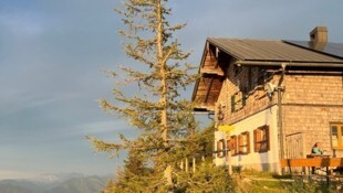 Das Zeppezauerhaus des Alpenverein Salzburg in der Abendsonne.