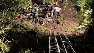 Die Feuerwehrleute mussten über Leitern zum abgestürzten Pkw absteigen