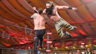 Spektakuläre Moves in der Luft: Beim Catchen im Festzelt geht es um Show, Schweiß und jede Menge ...