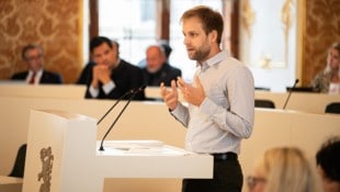 Alexander Melinz (KPÖ) nimmt FPÖ-Landesrat Hannes Amesbauer (im Hintergrund) ins Visier. 