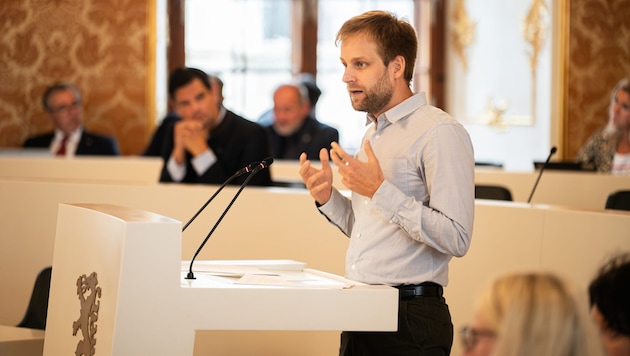 Alexander Melinz (KPÖ) nimmt FPÖ-Landesrat Hannes Amesbauer (im Hintergrund) ins Visier.