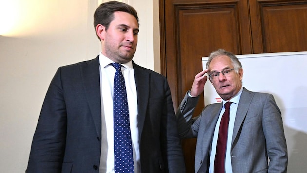 Straatssekretär Alexander Pröll (ÖVP, li.) und Finanzminister Markus Marterbauer (SPÖ) vor dem ...