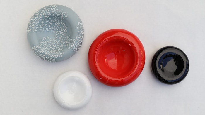 Kunstobjekte, die auch benützt werden können: Jede Vase, jede Schale ist ein Unikat; die Gemälde ...