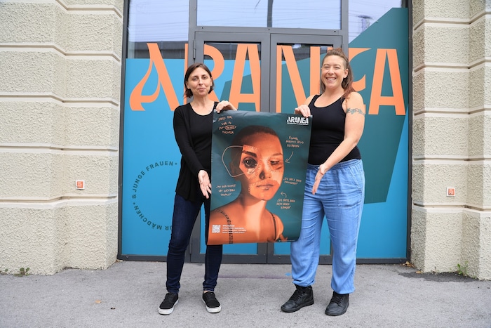 Katharina Lhotta (rechts) und Carina Pröll vom Verein „Aranea“ mit dem Plakat