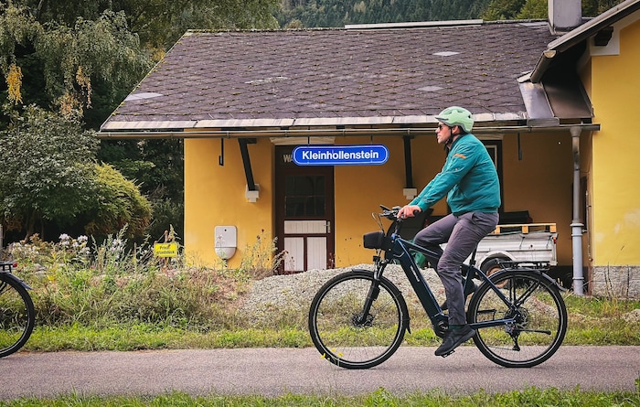 Der Radweg verläuft entlang der alten Ybbstal-Bahnstrecke – immer wieder entdeckt man heute noch ...