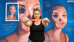 Katharina Lhotta, Geschäftsführerin von „Aranea“, zeigt die Produkte, die Mädchen stärken sollen ...
