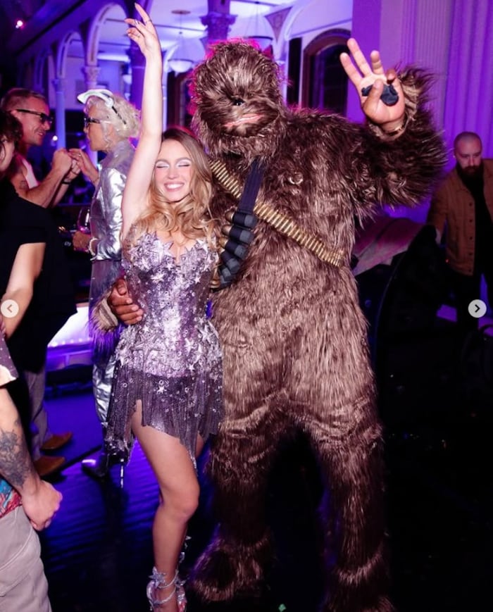 Sydney Sweeney feierte im Kleid von Britney Spears.