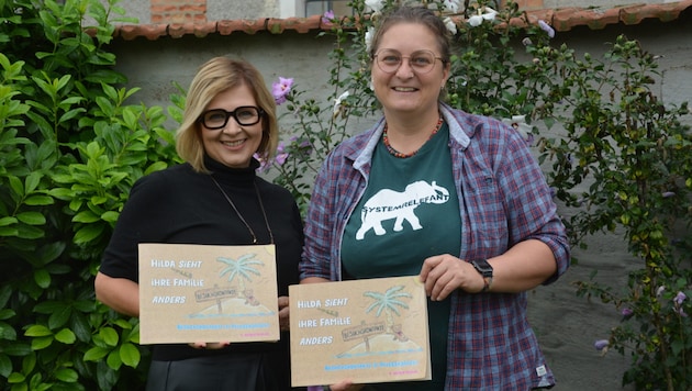 Petra Karacsony (li.) und Trixi Gross (re.) haben gemeinsam das Buch „Hilda sieht ihre Familie ...