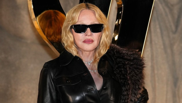 Madonna legte auf der Pariser Fashion Week einen strahlenden Auftritt hin. Im Podcast-Interview ...