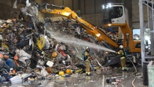 Mit schwerem Gerät wurde der Müllberg umgegraben, um weitere mögliche Glutnester zu bekämpfen.