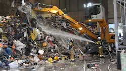 Mit schwerem Gerät wurde der Müllberg umgegraben, um weitere mögliche Glutnester zu bekämpfen.