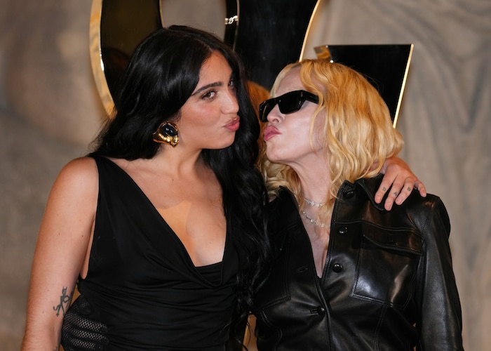 In Paris busselte Madonna mit Tochter Lourdes Leon, im Interview sprach sie, dass sie Jahre nach ...