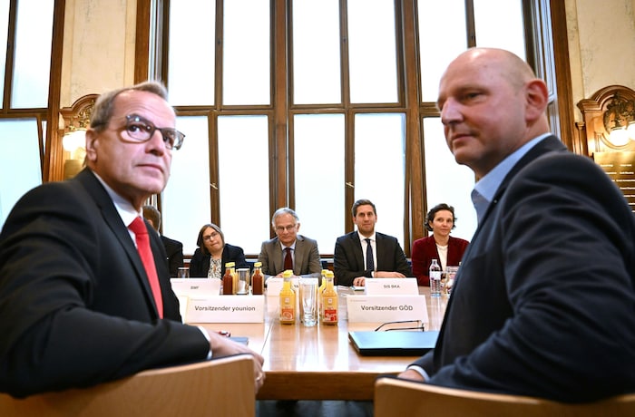 Younion chairman Christian Meidlinger (left) and GÖD chairman Eckehard Quinn