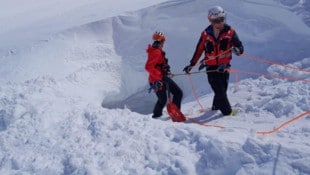 Die Einsatzkräfte bei der Bergung der beiden in die Randspalte gestürzten Tourengeher